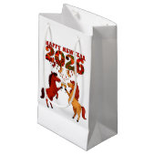 Frohes Neues Jahr 2026 – Pferde mit Cham feiern Kleine Geschenktüte (Vorderseite Schrägansicht)