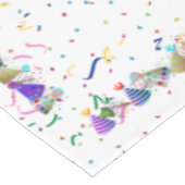 Frohes Neues Jahr - Confetti und Party Hats Tischdecke (Schrägansicht)