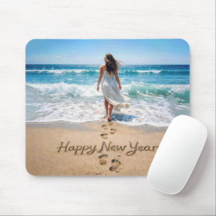 Frohes neues Jahr mit Frau, die in den Ozean geht Mousepad