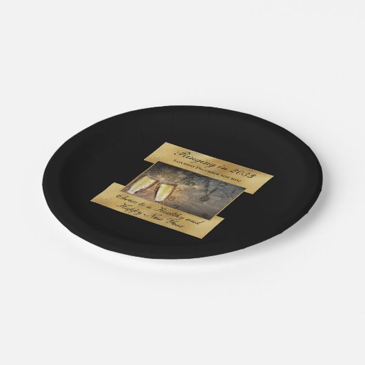 Frohes Silvester Elegant Modernes Schwarzes Gold Pappteller (Schrägansicht)