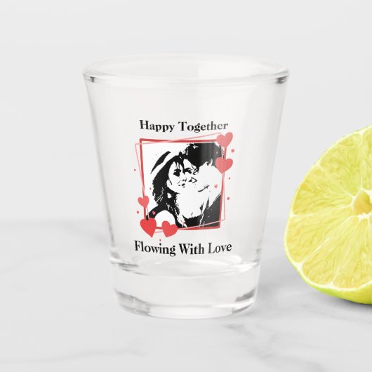 Frohes Zusammenfließen mit Liebe Herzrahmen Schnapsglas (Vorderseite)