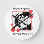 Frohes Zusammenspiel mit Liebe-Herzrahmen Runde Wanduhr (Vorderseite)