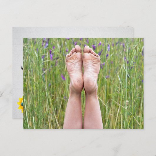 fröhlich barfuß in Wildblumen Postkarte (Vorne/Hinten)