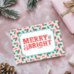 fröhlich Merry & Bright | Retro Rosa und Rot Holly Feiertagskarte<br><div class="desc">Diese Karte bietet einen fröhlichen Urlaub Gruß in einem modernen viktorianischen Stil Typografie auf einem rosa und roten heiligen Hintergrund. Sie können mit Ihren Namen und Jahr personalisieren.</div>