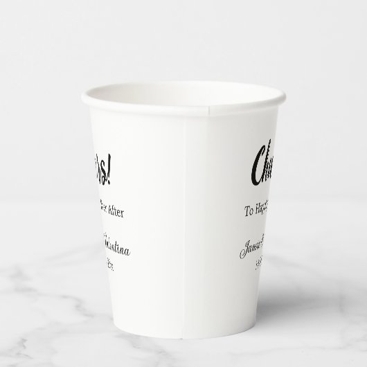 Fröhlich nach dem Hinzufügen von Paarnamendatum Pappbecher (Rechts)