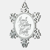 Fröhlich und alles hell Schwarz und Weiß Schneeflocken Zinn-Ornament (Rechts)