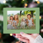 Fröhlich und hell 4 Fotos Moderne Weihnachtszeit Feiertagskarte<br><div class="desc">Elegante minimale Weise grün und weiß 4 benutzerdefinierte Fotos Familie "Merry and Bright together" Skript (Overlay Text Template) Urlaubskarte Vorlage.                        Einfach mit Ihren Bildern,  Texten,  Familiennamen und Ihren Wünschen auf beiden Seiten personalisieren!</div>