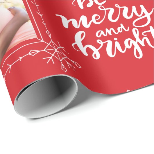 Fröhlich und hell mit einem Foto Weihnachten. Geschenkpapier (Rolleneckpunkt)