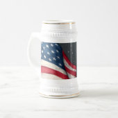 Fröhliche 4. Juli Vintage-Flaggen-Illustrationskun Bierglas (Vorderseite Links)