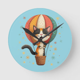 Fröhliche Calico-Katze Himmel Abenteuer Illustrati Runde Wanduhr
