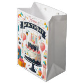 Fröhliche Geburtstagsfeier Cake & Balloons Mittlere Geschenktüte (Vorderseite Schrägansicht)