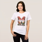 Fröhliche Gnome mit Bier und Weihnachtslichtern Tri-Blend Shirt (Vorderseite voll)