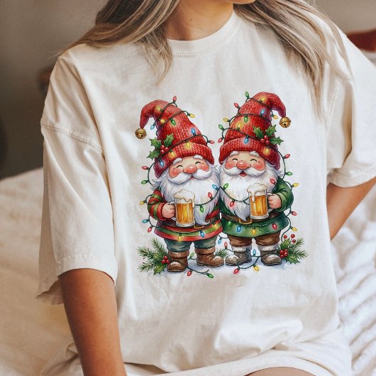 Fröhliche Gnome mit Bier und Weihnachtslichtern Tri-Blend Shirt