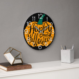 Fröhliche Halloween-Beschriftung auf ausgehöhltem Große Wanduhr