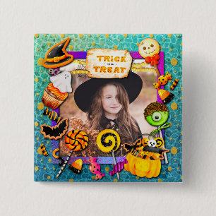Fröhliche Halloween-Party voller Süßigkeiten oder Button
