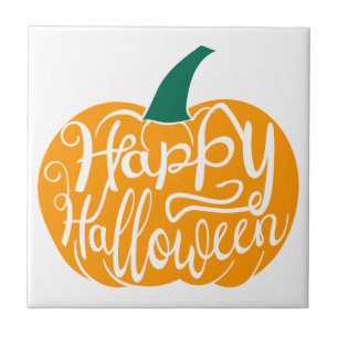 Fröhliche Halloween-Schrift auf geschnitztem Kürbi Fliese