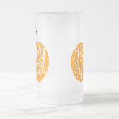 Fröhliche Halloween-Schrift auf geschnitztem Kürbi Mattglas Bierglas (Mittel)