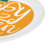 Fröhliche Halloween-Schrift auf geschnitztem Kürbi Schneidebrett (Ecke)