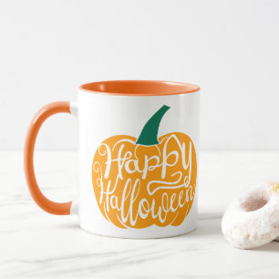 Fröhliche Halloween-Schrift auf geschnitztem Kürbi Tasse