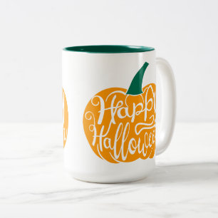 Fröhliche Halloween-Schrift auf geschnitztem Kürbi Zweifarbige Tasse