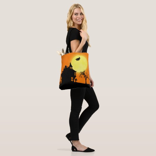 Fröhliche Halloween-Silhouette Landschaft Tasche (Am Model)