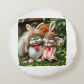 „Fröhliche Hasenfreunde im Frühlingsgarten“ Rundes Kissen (Rückseite)