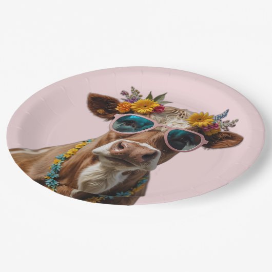Fröhliche Kuh mit Sonnenbrille Pappteller (Schrägansicht)