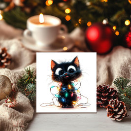 Fröhliche schwarze Kitten in Weihnachtsbeleuchtung Feiertagskarte