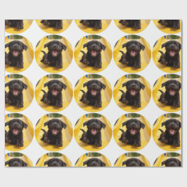 Fröhliche schwarze Labradormischlinge auf Rutschba Geschenkpapier