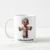 Fröhliche Senior Citizen in einer gemütlichen Robe Kaffeetasse (Links)