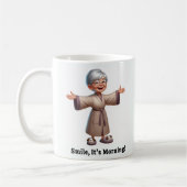 Fröhliche Senior Citizen in einer gemütlichen Robe Kaffeetasse (Links)
