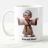 Fröhliche Senior Citizen in einer gemütlichen Robe Kaffeetasse