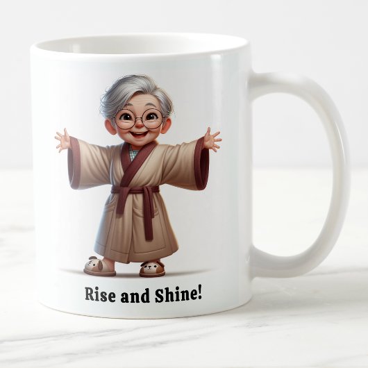 Fröhliche Senior Citizen in einer gemütlichen Robe Kaffeetasse