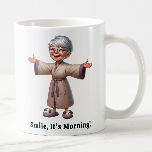 Fröhliche Senior Citizen in einer gemütlichen Robe Kaffeetasse