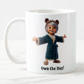 Fröhliche Senior Citizen in einer gemütlichen Robe Kaffeetasse