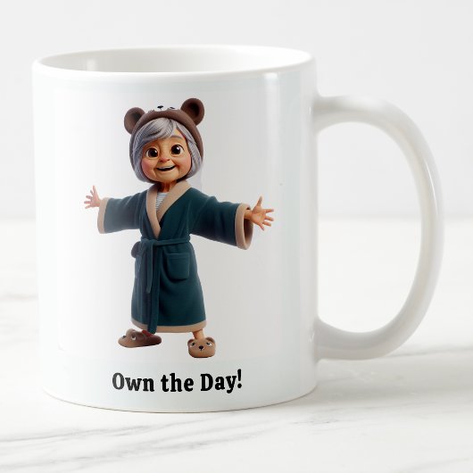 Fröhliche Senior Citizen in einer gemütlichen Robe Kaffeetasse