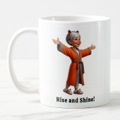 Fröhliche Senior Citizen in einer gemütlichen Robe Kaffeetasse