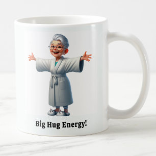 Fröhliche Senior Citizen in einer gemütlichen Robe Kaffeetasse