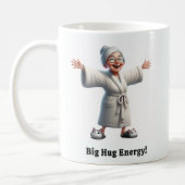 Fröhliche Senior Citizen in einer gemütlichen Robe Kaffeetasse