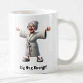 Fröhliche Senior Citizen in einer gemütlichen Robe Kaffeetasse