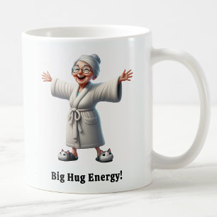 Fröhliche Senior Citizen in einer gemütlichen Robe Kaffeetasse