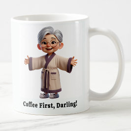 Fröhliche Senior Citizen in einer gemütlichen Robe Kaffeetasse
