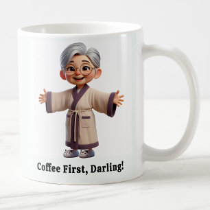 Fröhliche Senior Citizen in einer gemütlichen Robe Kaffeetasse