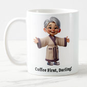 Fröhliche Senior Citizen in einer gemütlichen Robe Kaffeetasse
