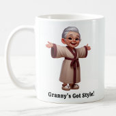 Fröhliche Senior Citizen in einer gemütlichen Robe Kaffeetasse