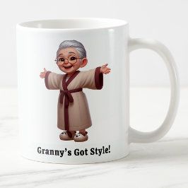 Fröhliche Senior Citizen in einer gemütlichen Robe Kaffeetasse