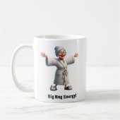 Fröhliche Senior Citizen in einer gemütlichen Robe Kaffeetasse (Links)