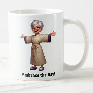 Fröhliche Seniorin in einem gemütlichen Morgenmant Kaffeetasse
