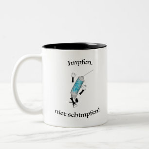 Fröhliche Spritze mit einer Impfung, die Freud Zweifarbige Tasse
