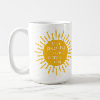 Fröhliche Tasse am Vormittag des Sonnenuntergangs